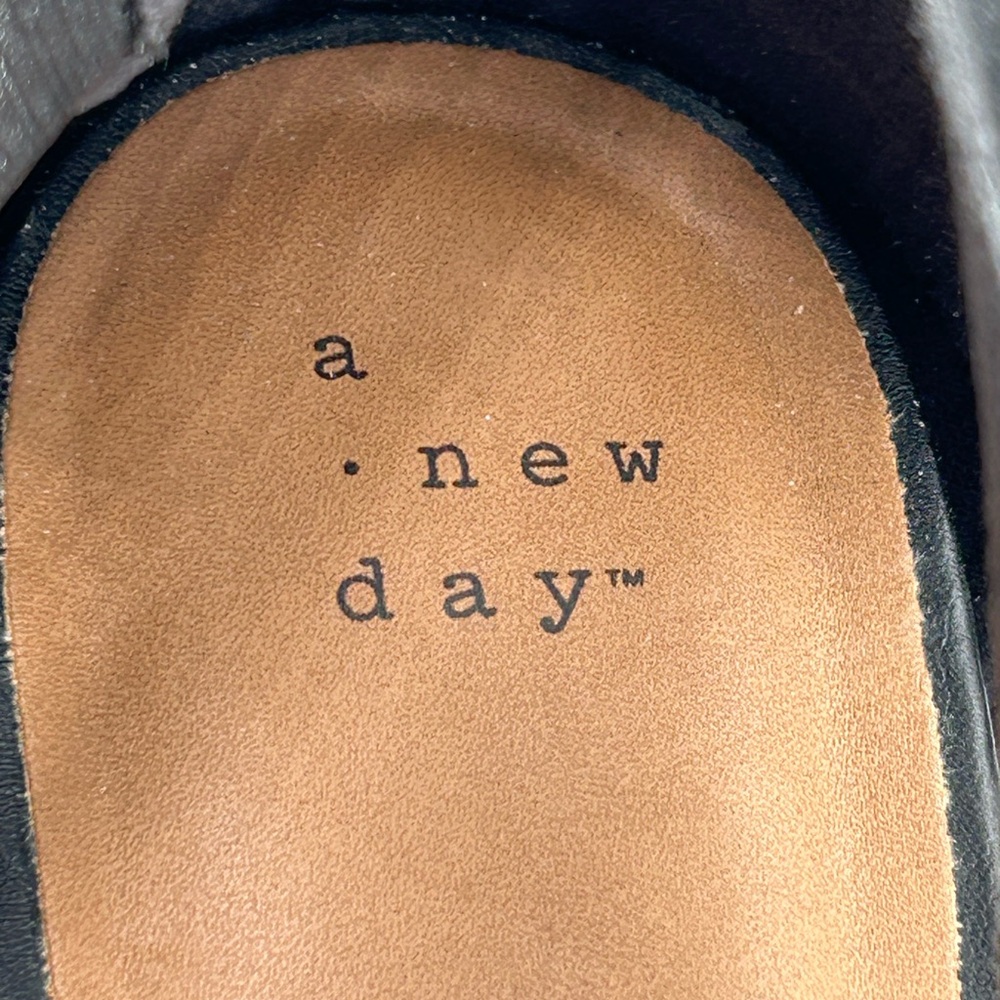 A New Day Black Crisscross Sandals w/White Soles Size 10. - Picture 7 of 9